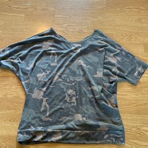 Size L camo cross back T-shirt